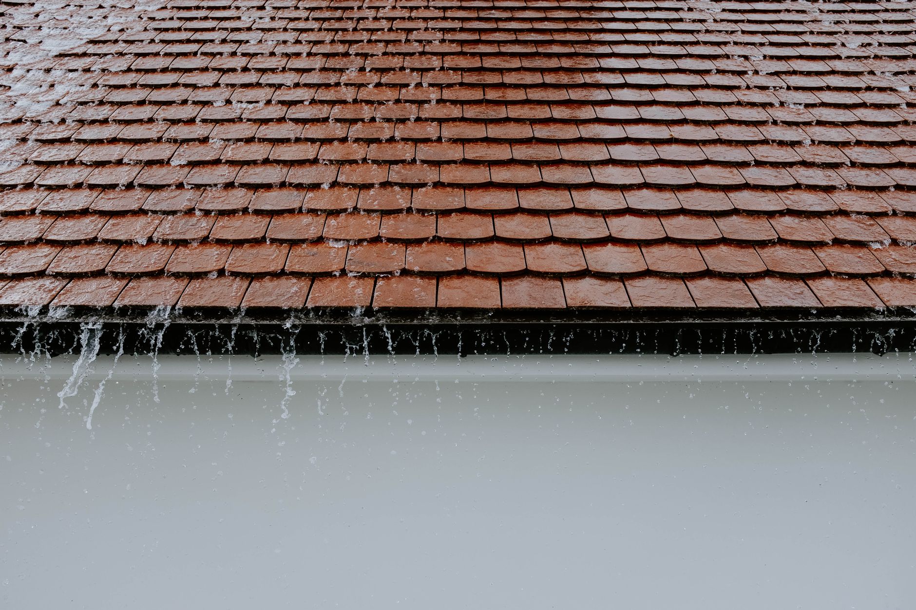 Rainwater filtration system with clear drinking water and UV filter