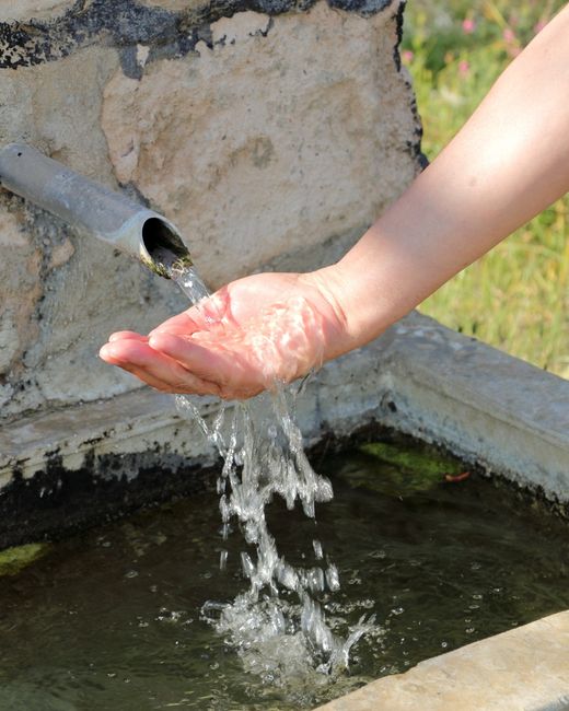 Sawyer Squeeze water filtration system on backpack
